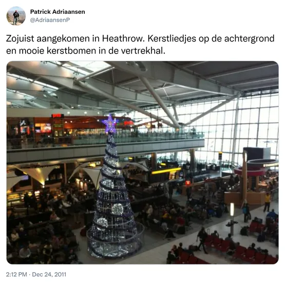 Zojuist aangekomen in Heathrow. Kerstliedjes op de achtergrond en mooie kerstbomen in de vertrekhal. http://t.co/WDdqAMVF