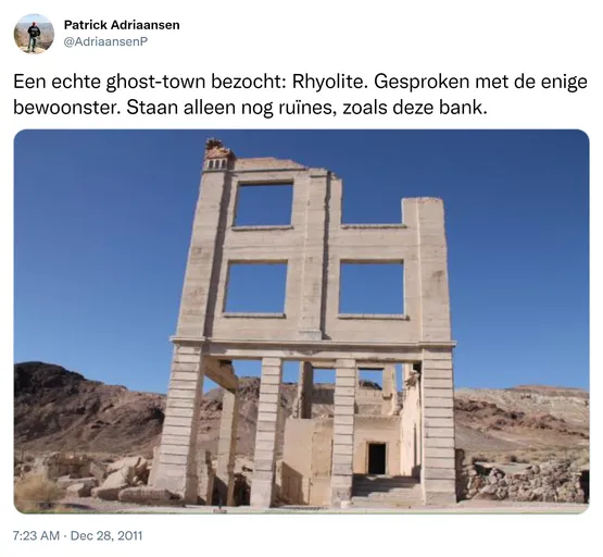 Een echte ghost-town bezocht: Rhyolite. Gesproken met de enige bewoonster. Staan alleen nog ruïnes, zoals deze bank. http://t.co/ufEWsfJA