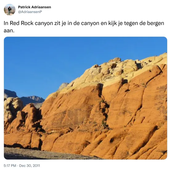 In Red Rock canyon zit je in de canyon en kijk je tegen de bergen aan. http://t.co/IEujaG54
