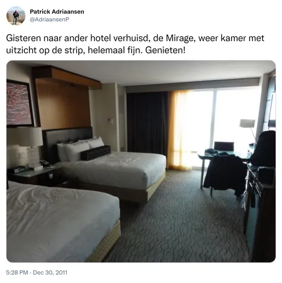 Gisteren naar ander hotel verhuisd, de Mirage, weer kamer met uitzicht op de strip, helemaal fijn. Genieten! http://t.co/EjfooHnh