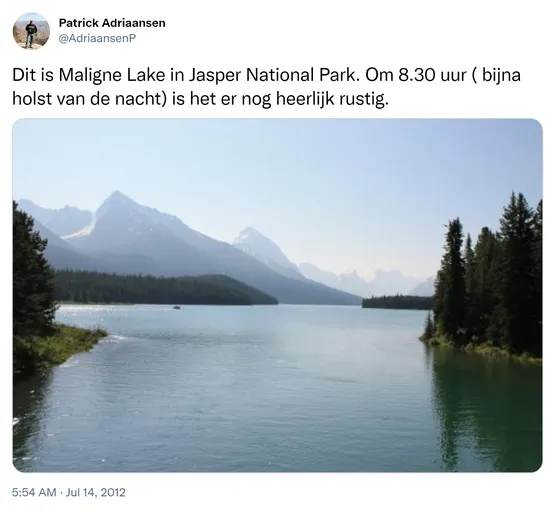 Dit is Maligne Lake in Jasper National Park. Om 8.30 uur ( bijna holst van de nacht) is het er nog heerlijk rustig. http://t.co/vxUtuD7o