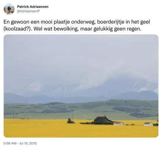 En gewoon een mooi plaatje onderweg, boerderijtje in het geel (koolzaad?). Wel wat bewolking, maar gelukkig geen regen. http://t.co/mnJJ0mxt