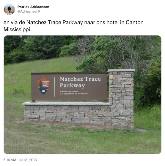 en via de Natchez Trace Parkway naar ons hotel in Canton Mississippi. http://t.co/4RDmhsP2ge
