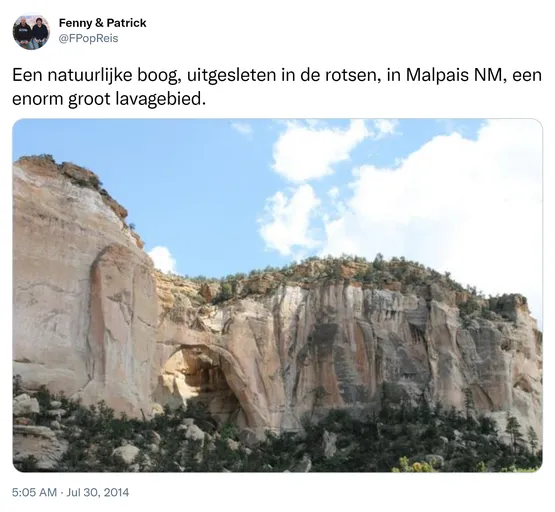 Een natuurlijke boog, uitgesleten in de rotsen, in Malpais NM, een enorm groot lavagebied. http://t.co/7N4MAR7aht 