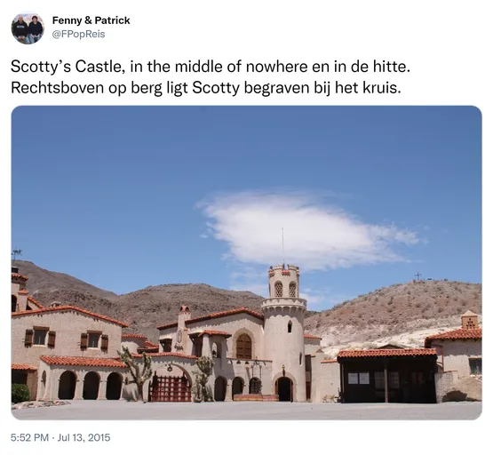 Scotty’s Castle, in the middle of nowhere en in de hitte. Rechtsboven op berg ligt Scotty begraven bij het kruis. http://t.co/EQS09LATS5 