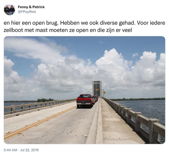 en hier een open brug. Hebben we ook diverse gehad. Voor iedere zeilboot met mast moeten ze open en die zijn er veel http://t.co/m7HYUPqGeR 