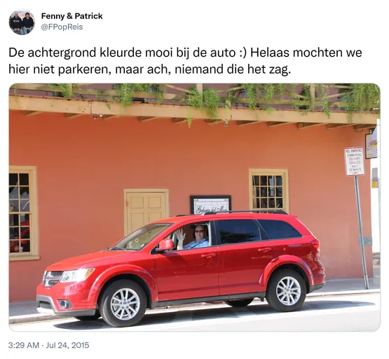 De achtergrond kleurde mooi bij de auto :) Helaas mochten we hier niet parkeren, maar ach, niemand die het zag. http://t.co/WBzm9tlsa7 