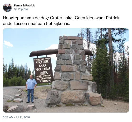 Hoogtepunt van de dag: Crater Lake. Geen idee waar Patrick ondertussen naar aan het kijken is. https://t.co/LChD0hKnOB
