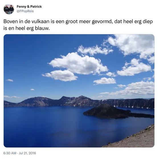 Boven in de vulkaan is een groot meer gevormd, dat heel erg diep is en heel erg blauw. https://t.co/FOlliPARtB