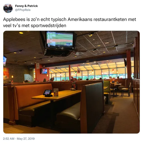 Applebees is zo’n echt typisch Amerikaans restaurantketen met veel tv’s met sportwedstrijden https://t.co/CejZXRc65F
