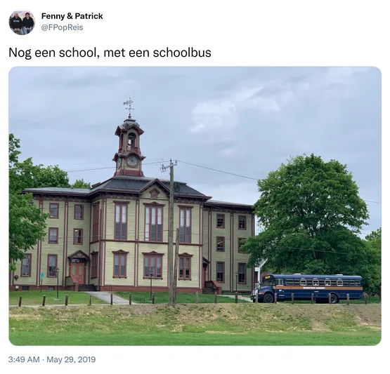 Nog een school, met een schoolbus https://t.co/rn79enCtI6 