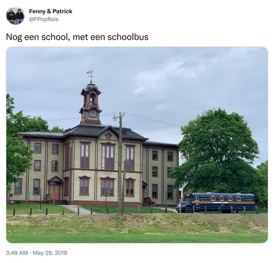 Nog een school, met een schoolbus https://t.co/rn79enCtI6
