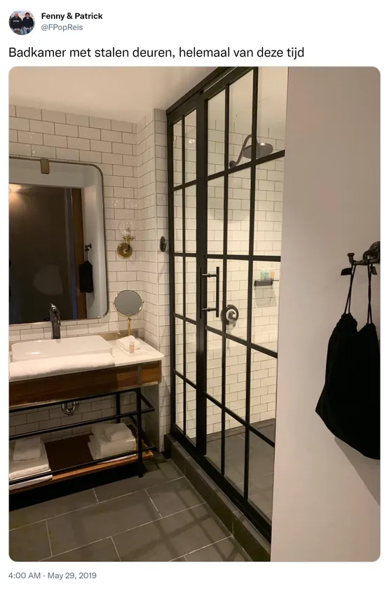 Badkamer met stalen deuren, helemaal van deze tijd https://t.co/sea1246HNh 