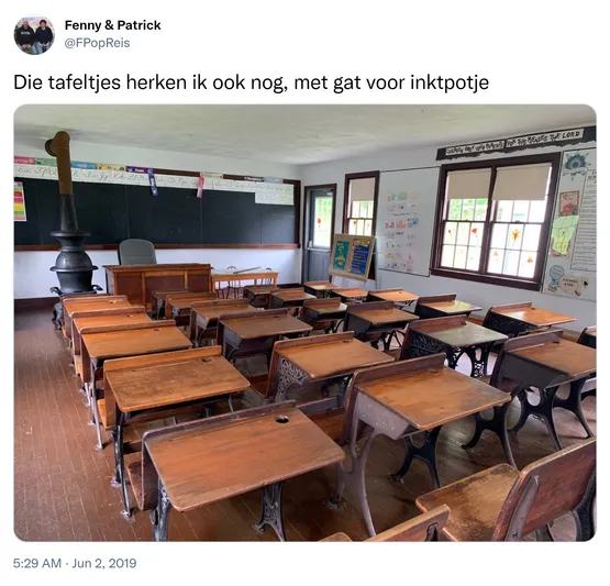 Die tafeltjes herken ik ook nog, met gat voor inktpotje https://t.co/zQrI52NUp3 