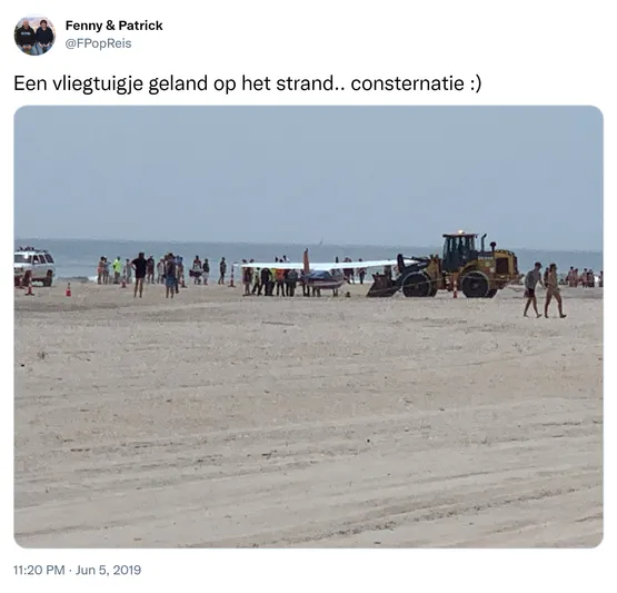 Een vliegtuigje geland op het strand.. consternatie :) https://t.co/S1LWvCNt9K 