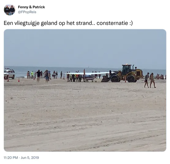 Een vliegtuigje geland op het strand.. consternatie :) https://t.co/S1LWvCNt9K
