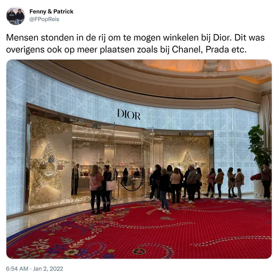 Mensen stonden in de rij om te mogen winkelen bij Dior. Dit was overigens ook op meer plaatsen zoals bij Chanel, Prada etc. https://t.co/ZxcLOmYKND
