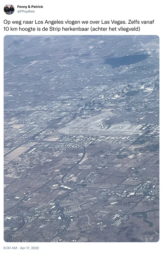Op weg naar Los Angeles vlogen we over Las Vegas. Zelfs vanaf 10 km hoogte is de Strip herkenbaar (achter het vliegveld) https://t.co/bZxgXvYw0c 