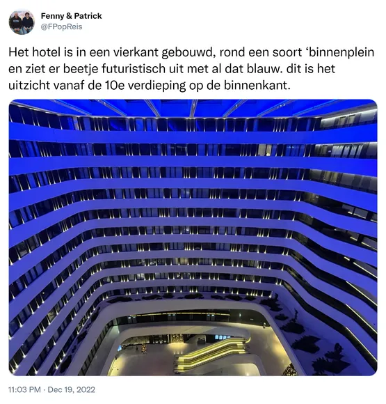 Het hotel is in een vierkant gebouwd, rond een soort ‘binnenplein en ziet er beetje futuristisch uit met al dat blauw. dit is het uitzicht vanaf de 10e verdieping op de binnenkant. https://t.co/oUtrYkE2uk 