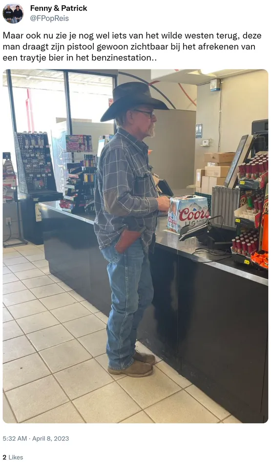 Maar ook nu zie je nog wel iets van het wilde westen terug, deze man draagt zijn pistool gewoon zichtbaar bij het afrekenen van een traytje bier in het benzinestation.. https://t.co/PpbUUJWWni
